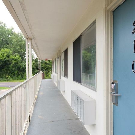 Days Inn By Wyndham New Philadelphia Exterior photo